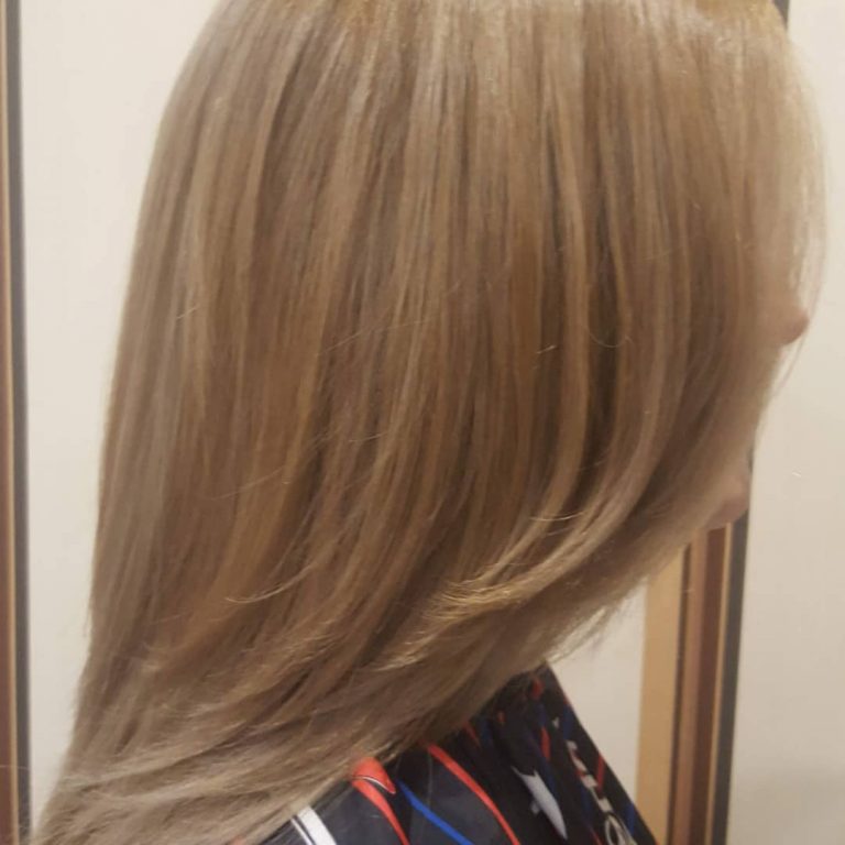 Koloryzacja blond z delikatnymi rozjaśnieniami, włosy do ramion