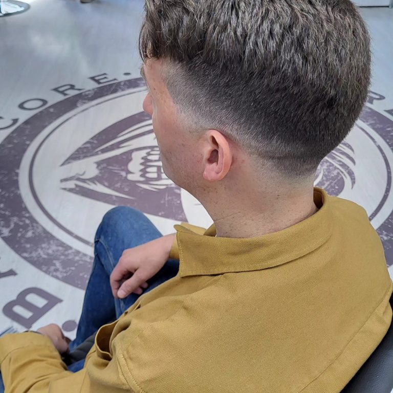 Męskie strzyżenie — widok z tyłu, salon Elegant Fryzjer