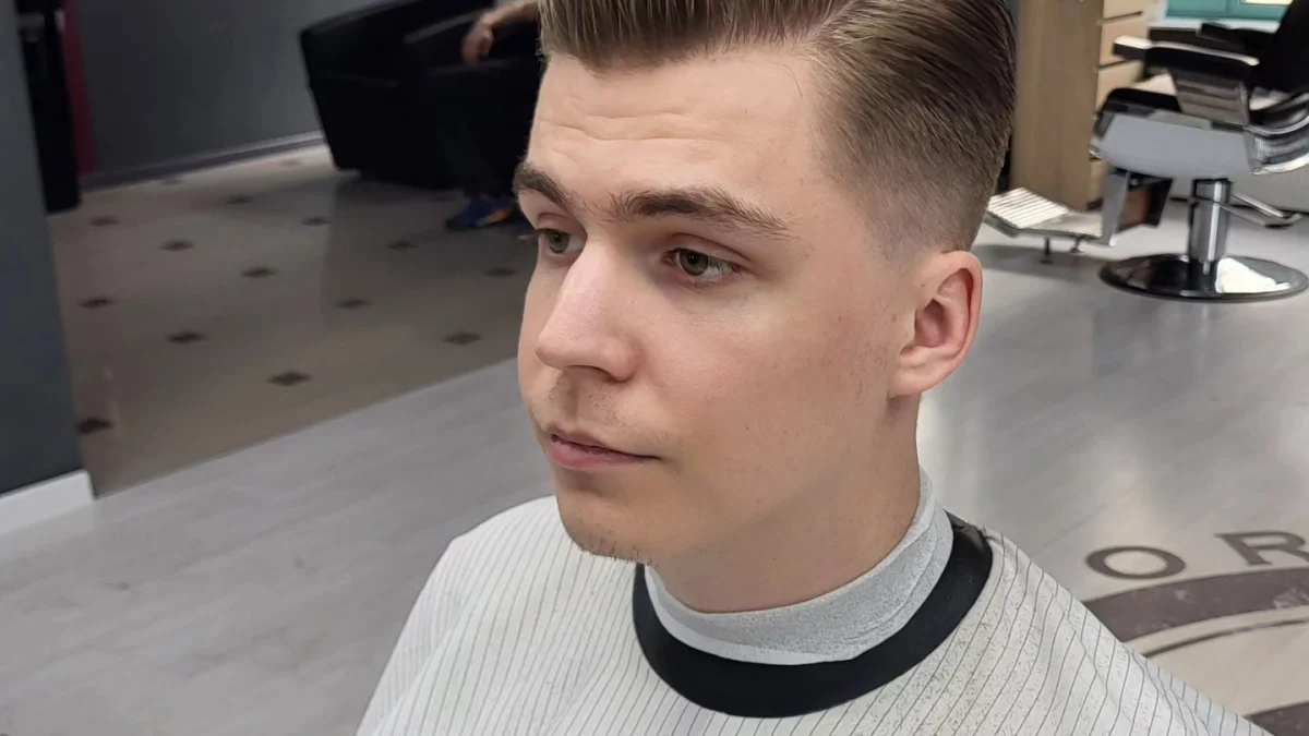 Klasyczny pompadour z uniesioną górą — ujęcie trzy czwarte z przodu