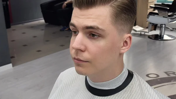 Klasyczny pompadour z uniesioną górą — ujęcie trzy czwarte z przodu