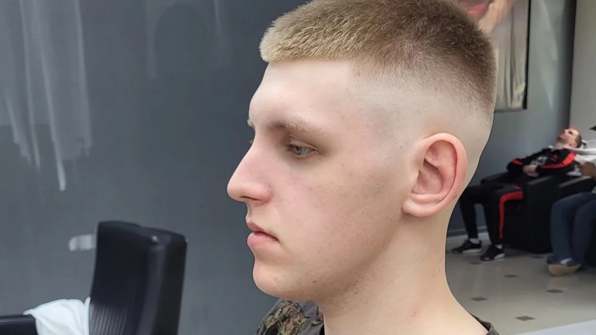 Krótkie strzyżenie na jeża ze skórnym przejściem (skin fade) — z boku