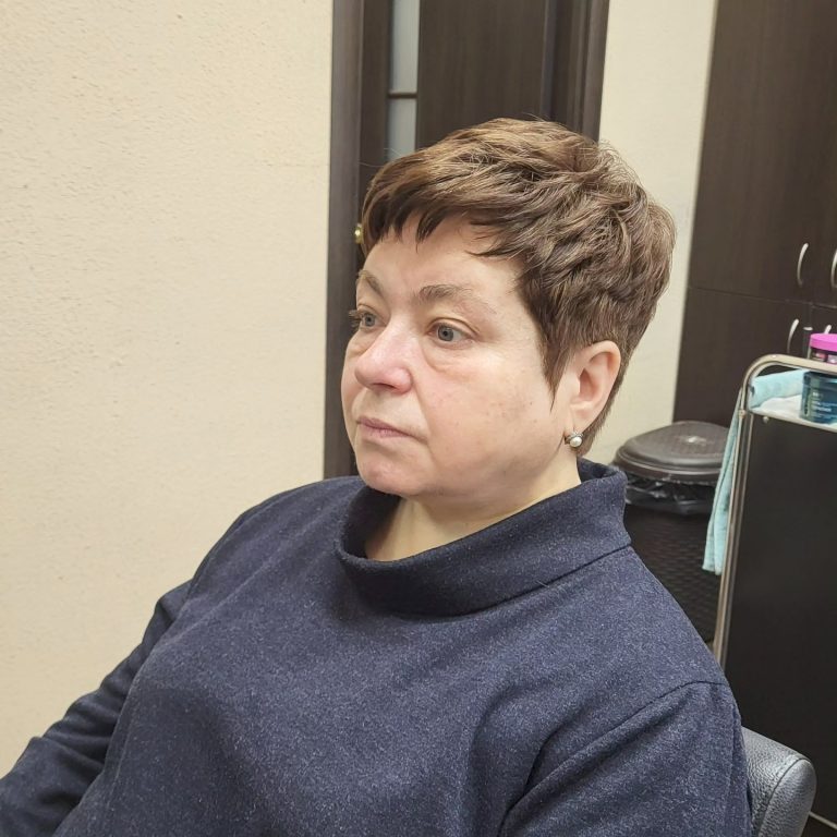 Damskie krótkie strzyżenie pixie z teksturowaną grzywką — profil