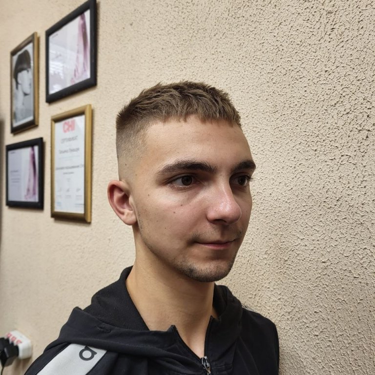 Krótkie męskie strzyżenie z przejściem — profil, wnętrze zakładu