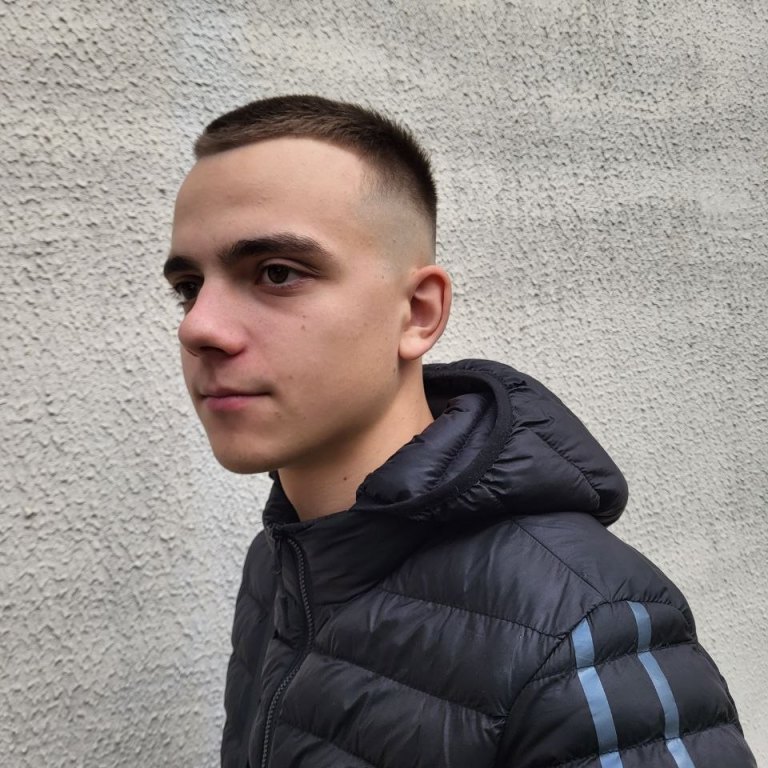 Krótkie męskie strzyżenie z wysokim przejściem — profil