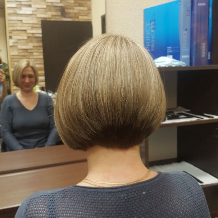 Koloryzacja: blond z delikatnymi refleksami — widok z tyłu