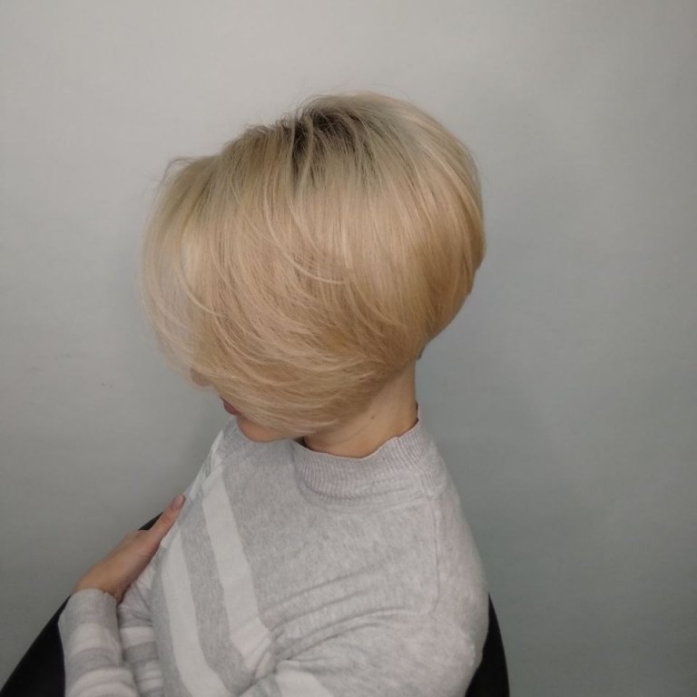Koloryzacja: platynowy blond, krótkie cięcie pixie — profil