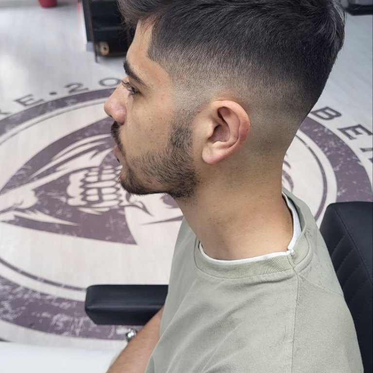 Męskie strzyżenie z zarostem w klimacie barbershopu — profil