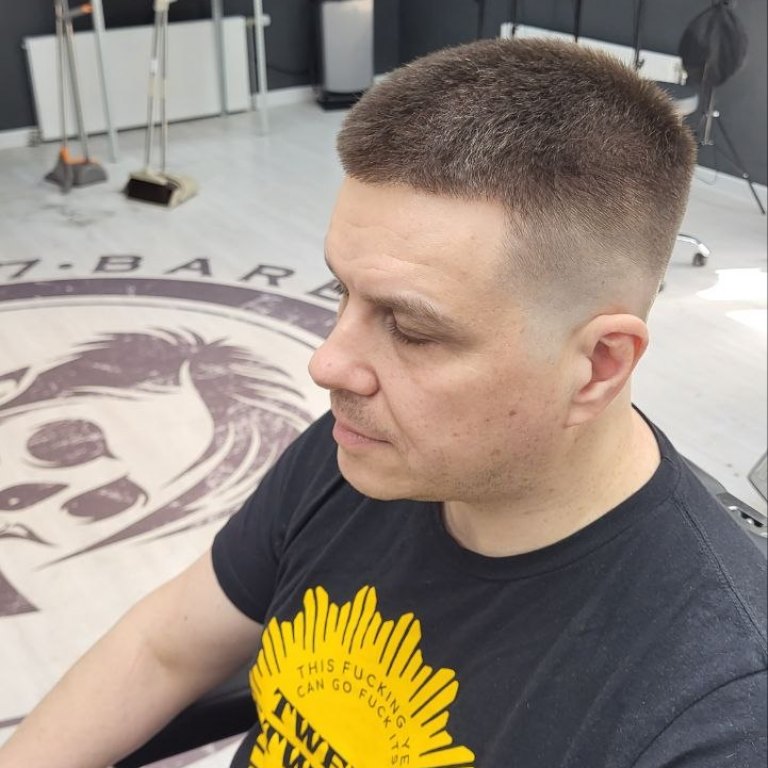 Krótkie strzyżenie z wyraźnym przejściem — profil