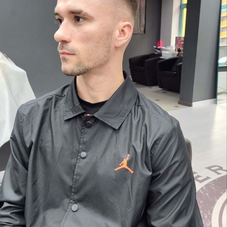 Krótkie, jasne strzyżenie z przejściem — profil