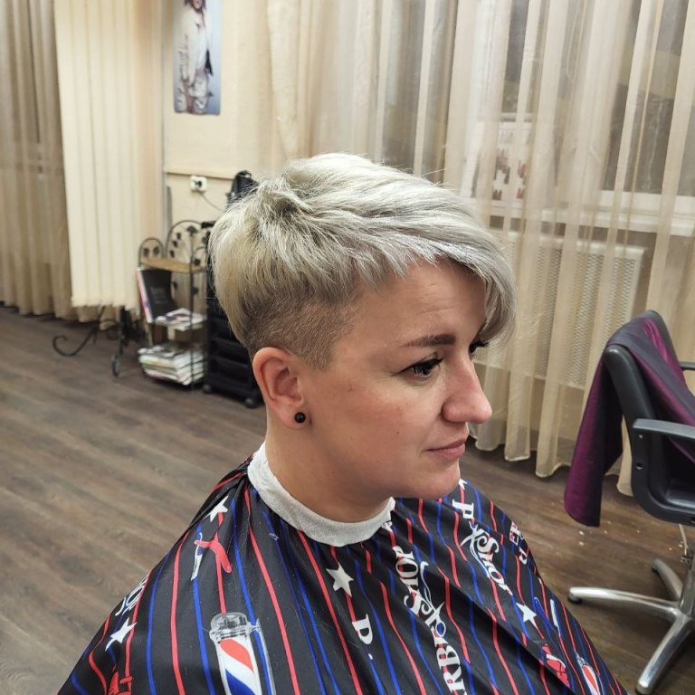 Koloryzacja: platynowy blond, undercut — profil