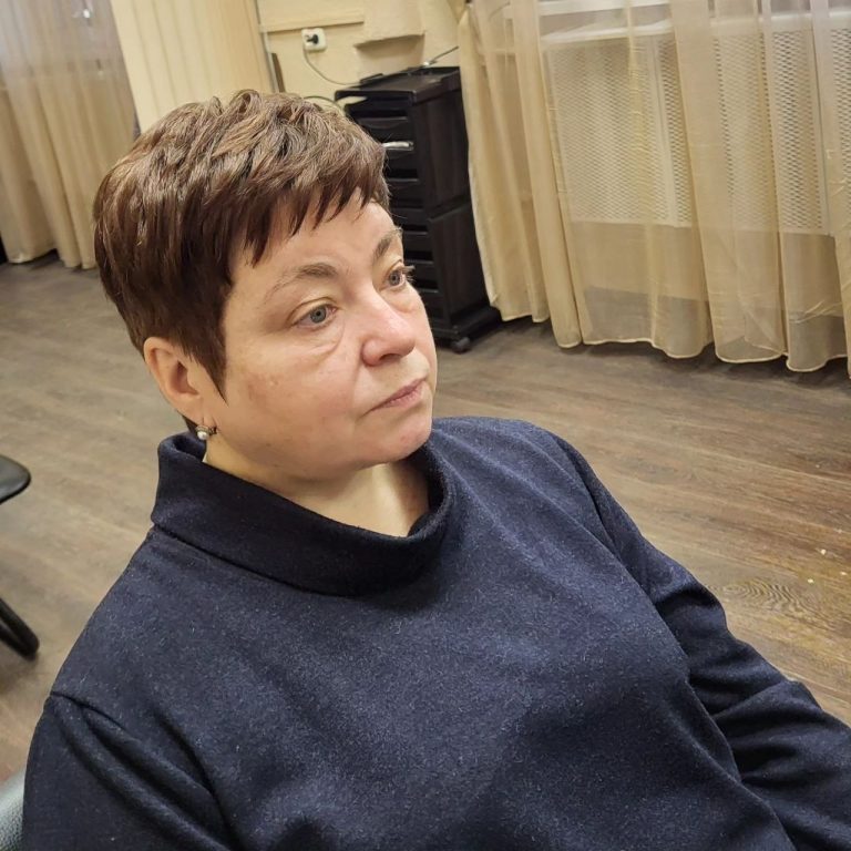 Damskie krótkie strzyżenie pixie z grzywką — profil, wnętrze salonu