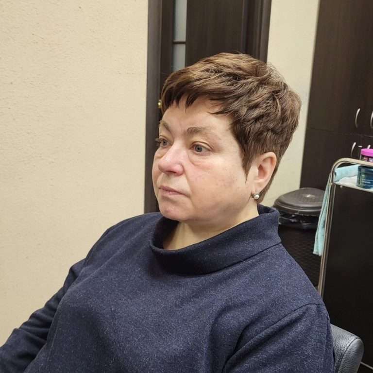 Damskie krótkie strzyżenie pixie z teksturowaną grzywką — profil, ujęcie z bliska