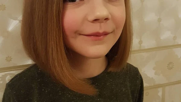 Dziewczęce strzyżenie bob — portret